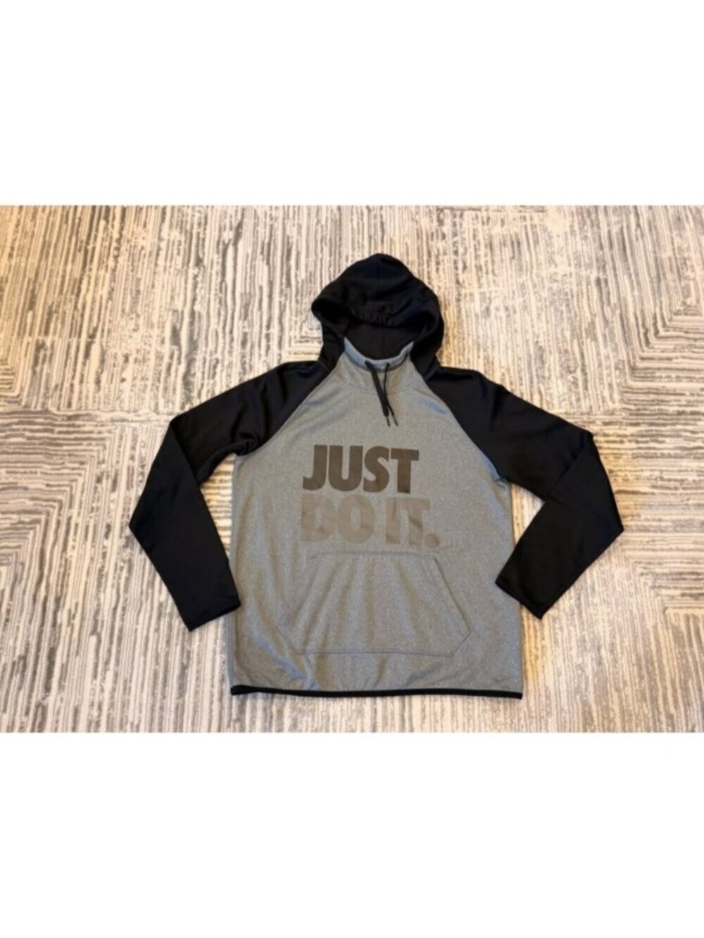 Nike women's medium Black/Gray Therma-Fit sweatshirt MSRP $70